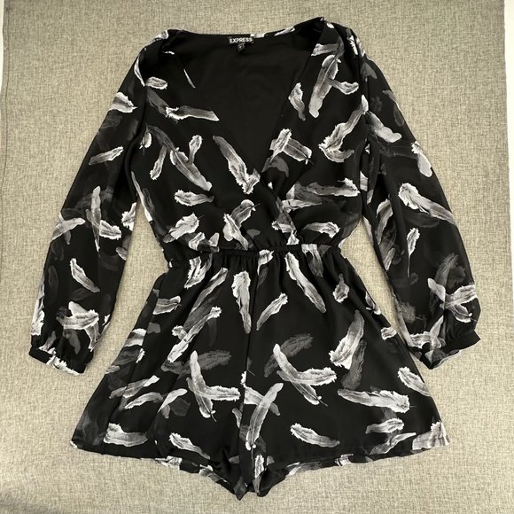 Express Romper Shorts Long Sleeve Feather Print Black & Gray Lined Lightweigt - Picture 1 of 12